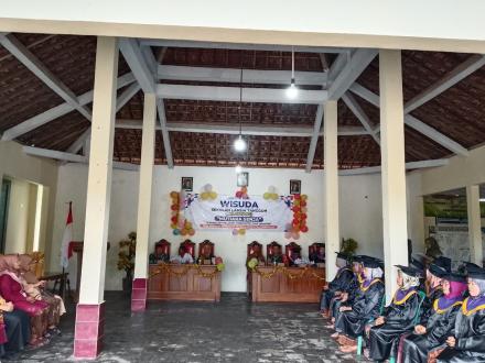 Inspiratif! Puluhan Lansia Desa Sawahan Resmi Wisuda, Buktikan Belajar Tak Kenal Usia